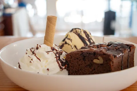 Brownie con helado