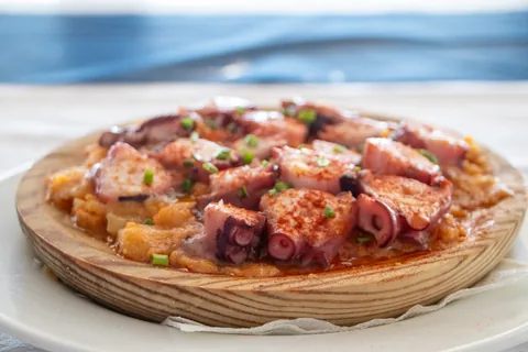 Pulpo a la gallega sobre tabla
