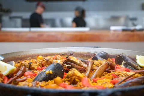 Paella recién hecha en nuestra cocina