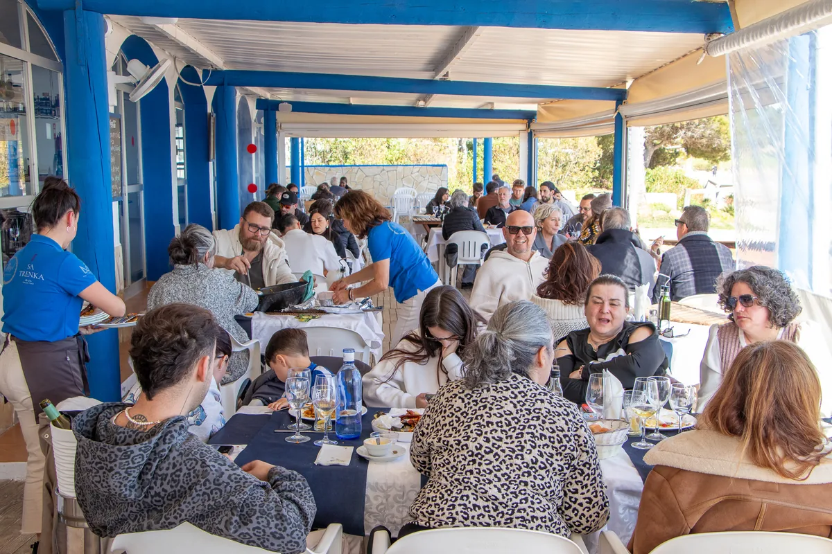 Restaurante Sa Trenka lleno de comensales
