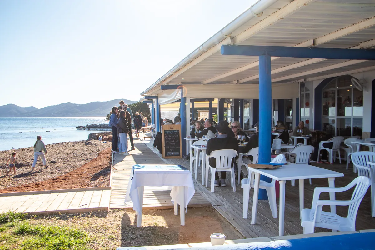 Mesa con vistas al Mediterráneo